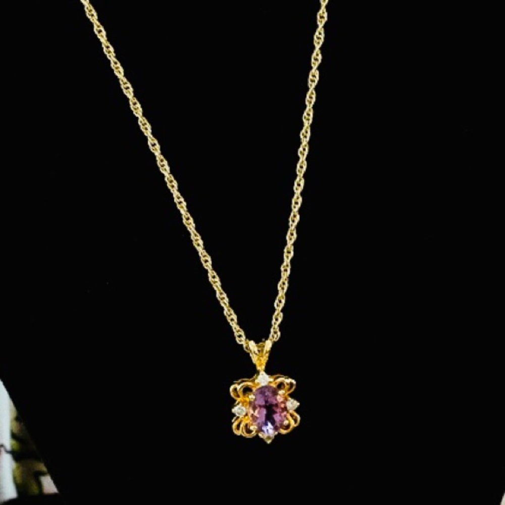 Purple stone pendant in gold